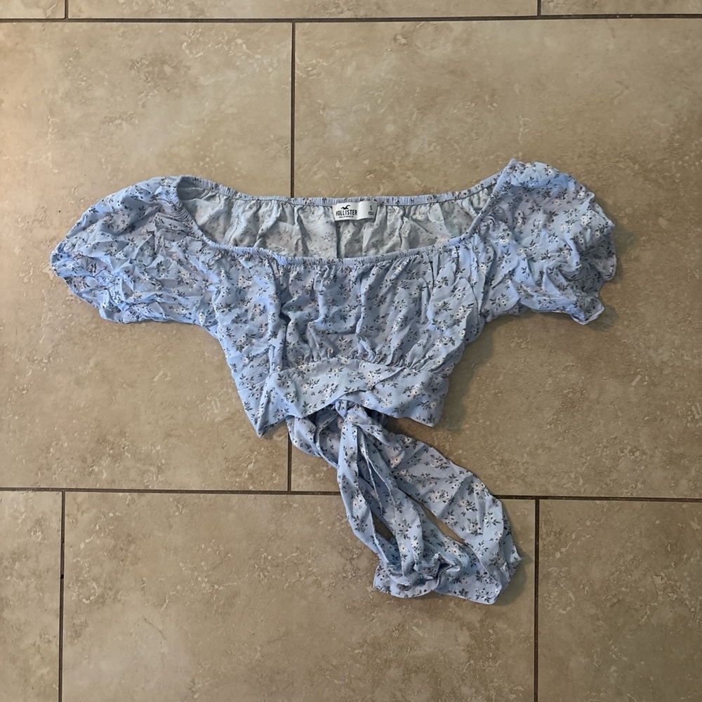 American Eagle Blue Floral Crop Top